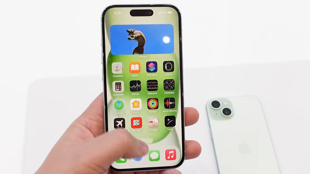 Cận cảnh mặt trước iPhone 15 màu Xanh Lá cầm trên tay